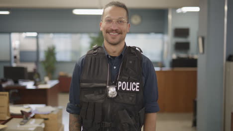 Amable-Oficial-De-Policía-De-Barrio-Sonriendo-A-La-Cámara