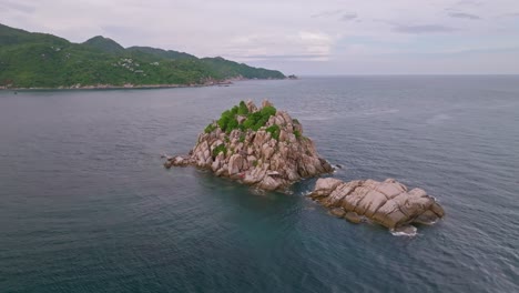 Panoramaaufnahme-Eines-Ausrufezeichens,-Das-Aussieht-Wie-Eine-Insel-Auf-Koh-Tao,-Thailand