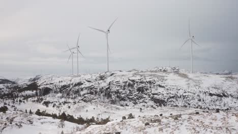 Paisaje-Nevado-Con-Turbinas-Eólicas-En-Bessaker,-Noruega---Plano-Amplio