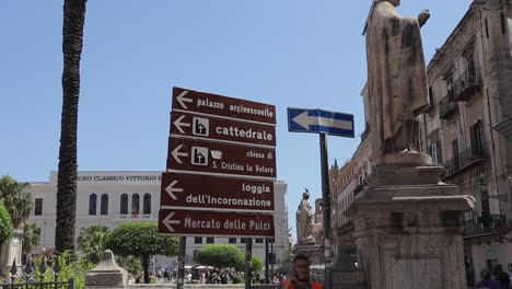 Verkehrsschild-In-Der-Nähe-Der-Kathedrale-Von-Palermo,-Italien