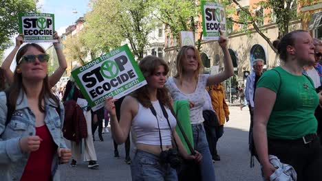 Wütende-Demonstranten-Marschieren-Bei-Klimakundgebung,-Mädchen-Schreit-In-Die-Kamera