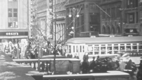 Straßenbahn-Fährt-Durch-Die-Straßen-Der-Innenstadt-Von-Manhattan-In-Den-1930er-Jahren