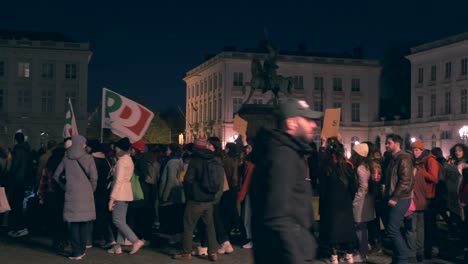 Manifestación-Feminista-En-La-Place-Royale-Con-Una-Estatua-Histórica-Como-Telón-De-Fondo