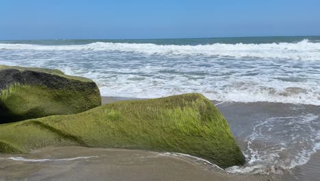 Escena-Tranquila-De-Playa-Y-Olas-En-El-Caribe