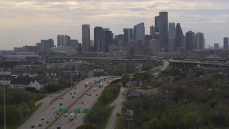 Disparo-De-Un-Dron-Desde-La-I-10-Al-Oeste-Del-Centro-De-Houston,-área-De-Texas