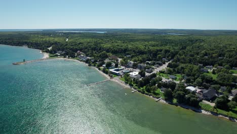 Drohnenansicht-Aus-Der-Umlaufbahn-Von-Bailey&#39;s-Harbor,-Wisconsin