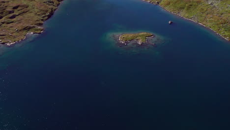 Luftaufnahme-Mit-Blick-Auf-Die-Küste-Eines-Fjords-Im-Haukelifjell,-Norwegen