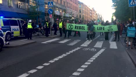 La-Policía-Y-Los-Manifestantes-En-La-Manifestación-De-Rebelión-De-Extinción-En-Suecia