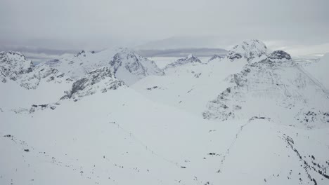 Schwere-Wolken-über-Den-Schneebedeckten-Berggipfeln-Der-österreichischen-Alpen