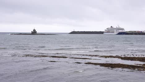 St-Mary's-Isle-with-Tower-of-Refuge-and-Cruise-Ship-in-Douglas-Bay,-Isle-of-Man