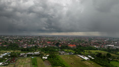 Drone-Aéreo-Hacia-Adelante-Sobre-Los-Campos-De-Arroz-De-Bali-En-Indonesia-Con-Un-Cielo-Nublado-Y-Tormentoso