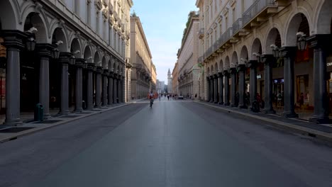 Statische-Weitwinkelaufnahme-Einer-Belebten-Fußgängerzone-Mit-Symmetrie-Und-Bögen-In-Turin,-Italien