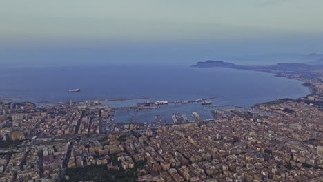 Palermo-Italia-Antena-V16-Sobrevuelo-De-Drones-De-Gran-Altitud-En-El-Centro-De-La-Ciudad-Capturando-Vistas-Del-Paisaje-Urbano-Residencial,-La-Bahía-Marina,-El-Puerto-Y-El-Mar-Tirreno-Al-Atardecer---Filmado-Con-Cine-Mavic-3---Mayo-De-2023