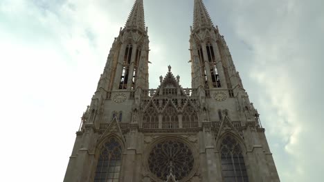 Fachada-De-La-Votivkirche-En-Viena.
