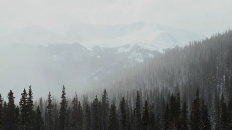 Winter-Park-Berthoud-Berthod-Jones-Pass-Verschneit-Winter-Colorado-Hohe-Höhe-Luft-Filmisch-Drohne-Rocky-Mountains-Gipfel-I70-Malerische-Landschaft-Aussicht-Hwy-80-Straßenrand-Nationalwald-Kreis-Rechts-Bewegung