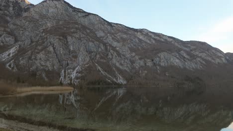 Bohinjer-See-Im-Winter-Mit-Dem-Umliegenden-Schneefreien-Berg-Triglav-Im-Hintergrund,-Slowenien