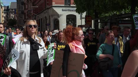 Mujeres-Jóvenes-Cantan-En-Una-Marcha-De-Protesta-Ambiental-En-Estocolmo,-Slomo