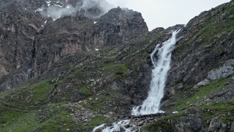 Majestuosa-Cascada-Cascata-Di-Stroppia-Que-Desemboca-En-El-Lago-Niera,-Rodeada-De-Escarpados-Acantilados