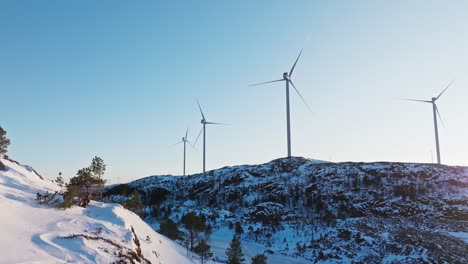 Berglandschaft-Mit-Windrädern-Im-Winter-In-Bessaker,-Norwegen---Luftrückzug