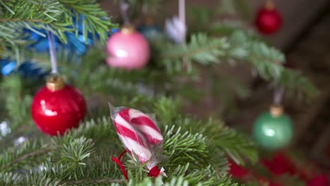 Ramas-De-Pino-Navideñas-Detalladas-Adornadas-Con-Numerosas-Bolas-Navideñas-De-Colores,-Adornos-Y-Dulces-Durante-La-Temporada-De-Invierno