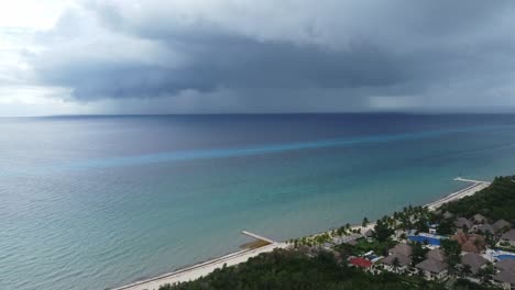 Strand-Von-Cozumel-Mit-Einem-Aufziehenden-Sturm-über-Dem-Türkisfarbenen-Meer-In-Der-Abenddämmerung,-Luftaufnahme