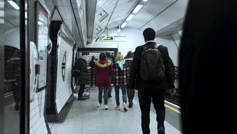 Pendler-Auf-Dem-Weg-Zum-Ausgang-Entlang-Der-Londoner-U-Bahn-Bahnsteig