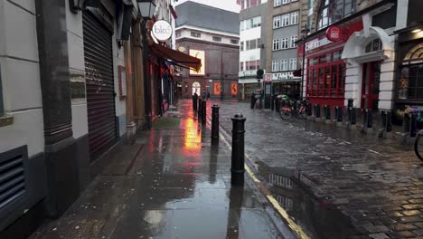 POV-Caminando-Por-La-Calle-Húmeda-Y-Lluviosa-Del-Páramo-En-El-Centro-De-Londres