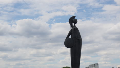 La-Estatua-De-Bronce-De-La-Diosa-Minerva-Se-Alza-Sobre-Un-Fondo-De-Nubes-Estratos-En-Amberes,-Bélgica---Plano-Medio