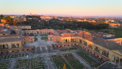 Puesta-De-Sol-En-El-Cementerio-De-La-Misericordia-En-Siena,-Italia