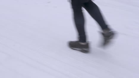 Mann-Bein-Spaziergang-Auf-Schnee-Im-Winter-Kaltes-Wetter-Nahaufnahme-Dolly-Shot