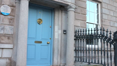 Puerta-De-La-Fachada-De-Una-Arquitectura-Típica-En-Dublín,-Irlanda