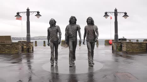 Bee-Gees-Sculpture-Monument-and-Landmark-of-Douglas,-Isle-of-Man-Promenade-on-Cloudy-Rainy-Day