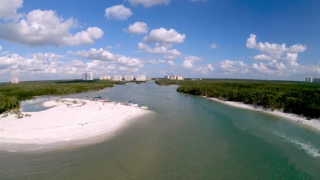 Luftaufnahmen-Einer-4K-Drohne-Vom-Flug-In-Den-Clam-Beach-Pass-In-Richtung-Der-Hochhäuser