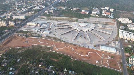 Toma-Aérea-De-Un-Dron-De-La-Nueva-Estación-De-Autobuses-En-La-Ciudad-De-Chennai