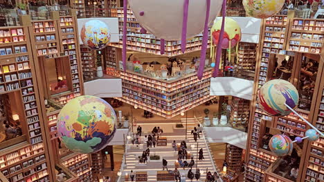 Das-Innendesign-Der-Starfield-Suwon-Bibliothek-Mit-Massiven-Bücherregalwänden-Und-3D-extrudierten-Balkonen-Verleiht-Der-Geräumigen-Halle-Eine-Unglaubliche-Dimension,-In-Der-Die-Menschen-Die-Bibliothek-Erkunden