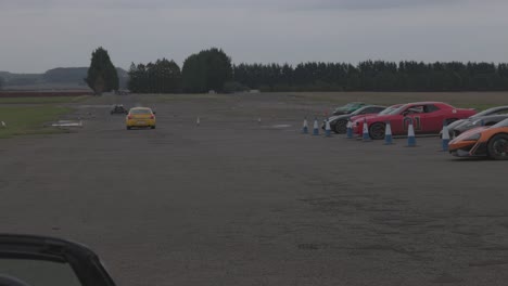 Toma-Estática-De-Superdeportivos-Corriendo-Por-Un-Circuito-Escocés-Desde-El-Pit-Lane.