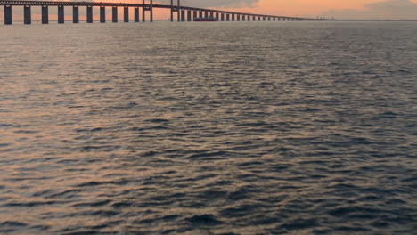 El-Buque-K-Line-Se-Acerca-Al-Puente-De-Oresund-Al-Atardecer