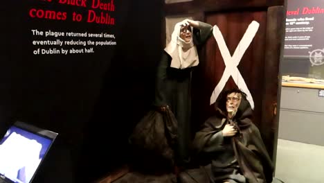 Exhibit-of-the-Black-Death-in-Dublin-represented-by-two-wax-statues,-Dublinia-Museum