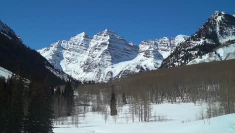 Granate-Campanas-14er-álamo-Temblón-Masa-De-Nieve-Primavera-Invierno-Avalancha-Rancho-Motos-De-Nieve-Sendero-Montañas-Rocosas-Colorado-Capital-Pico-Increíble-Soleado-Cielo-Azul-Escénico-Paisaje-Crestado-Butte-Pan-Lentamente-A-La-Izquierda-Ampliado