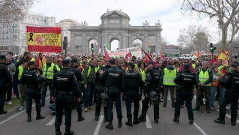 Polizisten-Greifen-Ein,-Als-Sich-Spanische-Landwirte-Und-Agrargewerkschaften-Auf-Der-Plaza-De-La-Independencia-Versammeln,-Um-Gegen-Unlauteren-Wettbewerb,-Agrar--Und-Regierungspolitik-Zu-Protestieren