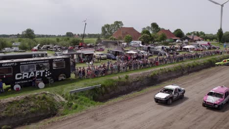 Vista-Aérea-De-Coches-Antiguos-Corriendo-En-Pista-De-Tierra,-Frisia,-Países-Bajos