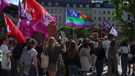 LGBTQ--Und-Frauenrechtsfahnen-Beim-Klimaprotestmarsch,-Zeitlupe