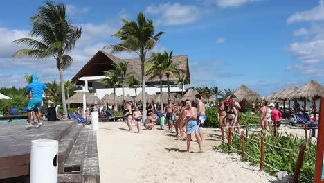 Bailando-Y-Divirtiéndose-En-La-Playa-En-Un-Hermoso-Resort-De-La-Riviera-Maya-En-Playa-Del-Carmen,-México