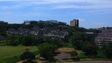 Lado-De-La-Mañana-Durban-Sudáfrica-En-Un-Día-Caluroso-Semi-Nublado-En-Verano-Drone-Volando-Hacia-El-Sitio-De-Construcción