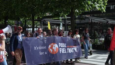 Coreando-Con-Megáfono-En-Una-Marcha-De-Protesta-Climática-Contra-Los-Combustibles-Fósiles