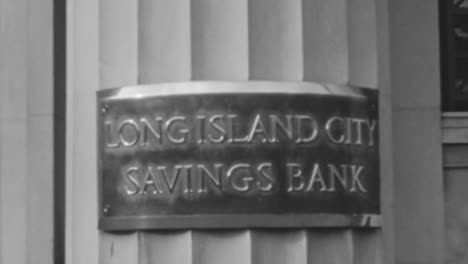 Frauen-Verlassen-Die-Long-Island-City-Saving-Bank-In-New-York-In-Den-1930er-Jahren