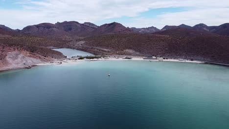 Playa-Balandra,-Baja-California-Mit-Kristallklarem-Wasser-Und-Bergkulisse,-Luftaufnahme