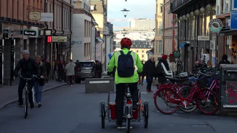 People-ride-bicycles-and-walk-on-Gotgatsbacken-in-Stockholm,-Sweden