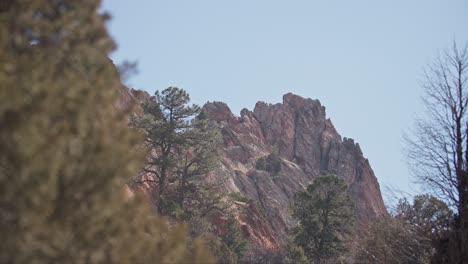 Sunlit-Garden-of-the-Gods-rock-formations-with-passing-clouds,-Colorado-Springs,-in-a-timelapse