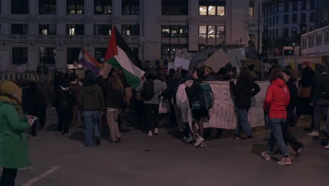 Abendprotest-Mit-Entrollter-Palästinensischer-Flagge